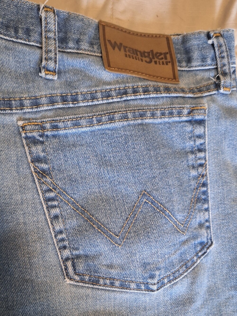 Wrangler Men's Medium Wash Denim Jeans 5 pocket Size 48x28 - Picture 3 of 9